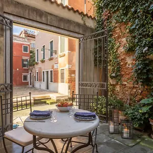 https://garden-mansion-with-private-mooring-rr.hotelslidodijesolo.com
